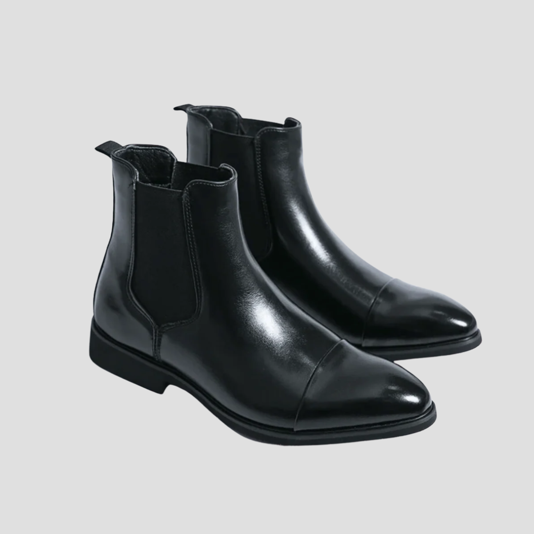 "Bottines Chelsea en cuir lisse, vue de côté, style urbain élégant pour hommes, avec semelle robuste et finitions nettes."