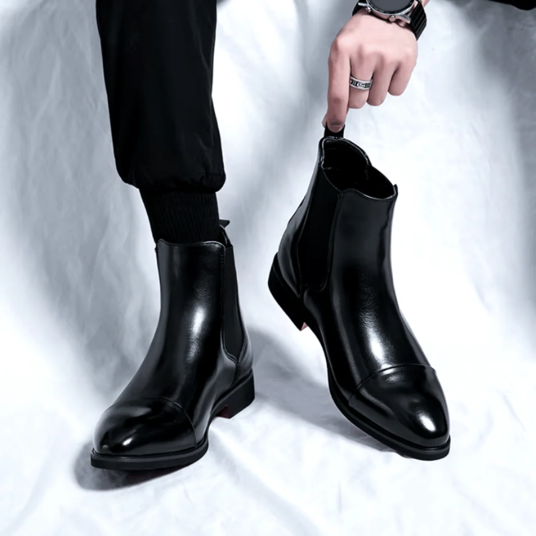 "Bottines Chelsea en cuir lisse, vue de côté, style urbain élégant pour hommes, avec semelle robuste et finitions nettes."