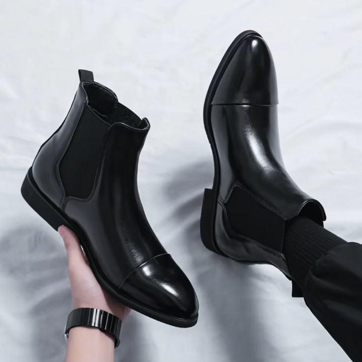 "Bottines Chelsea en cuir lisse, vue de côté, style urbain élégant pour hommes, avec semelle robuste et finitions nettes."