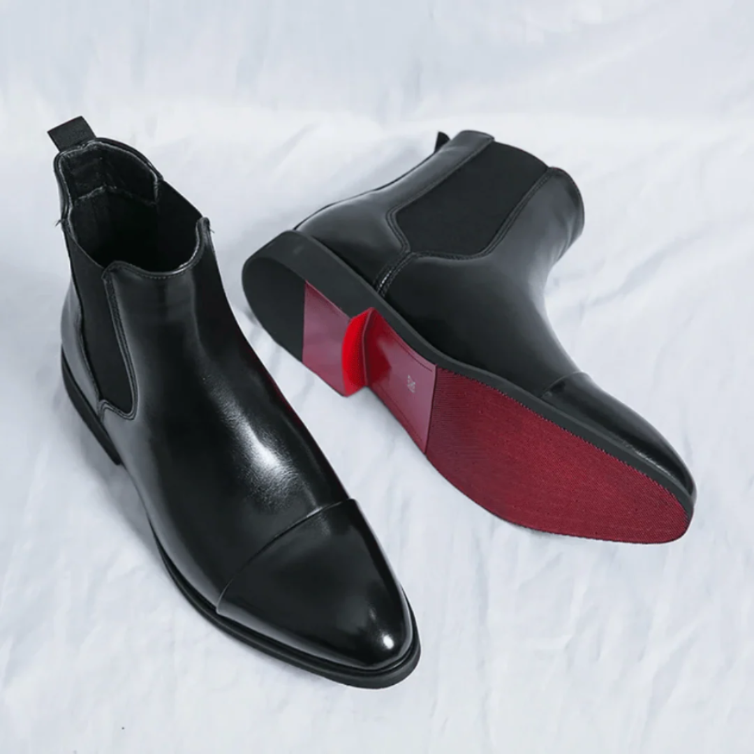 "Bottines Chelsea en cuir lisse, vue de côté, style urbain élégant pour hommes, avec semelle robuste et finitions nettes."