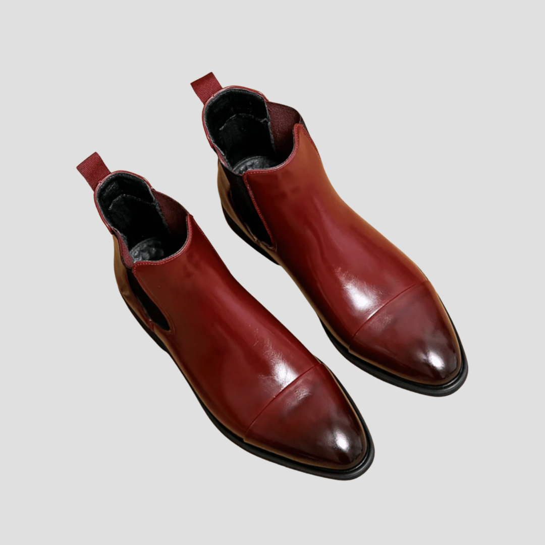 "Bottines Chelsea en cuir lisse, vue de côté, style urbain élégant pour hommes, avec semelle robuste et finitions nettes."