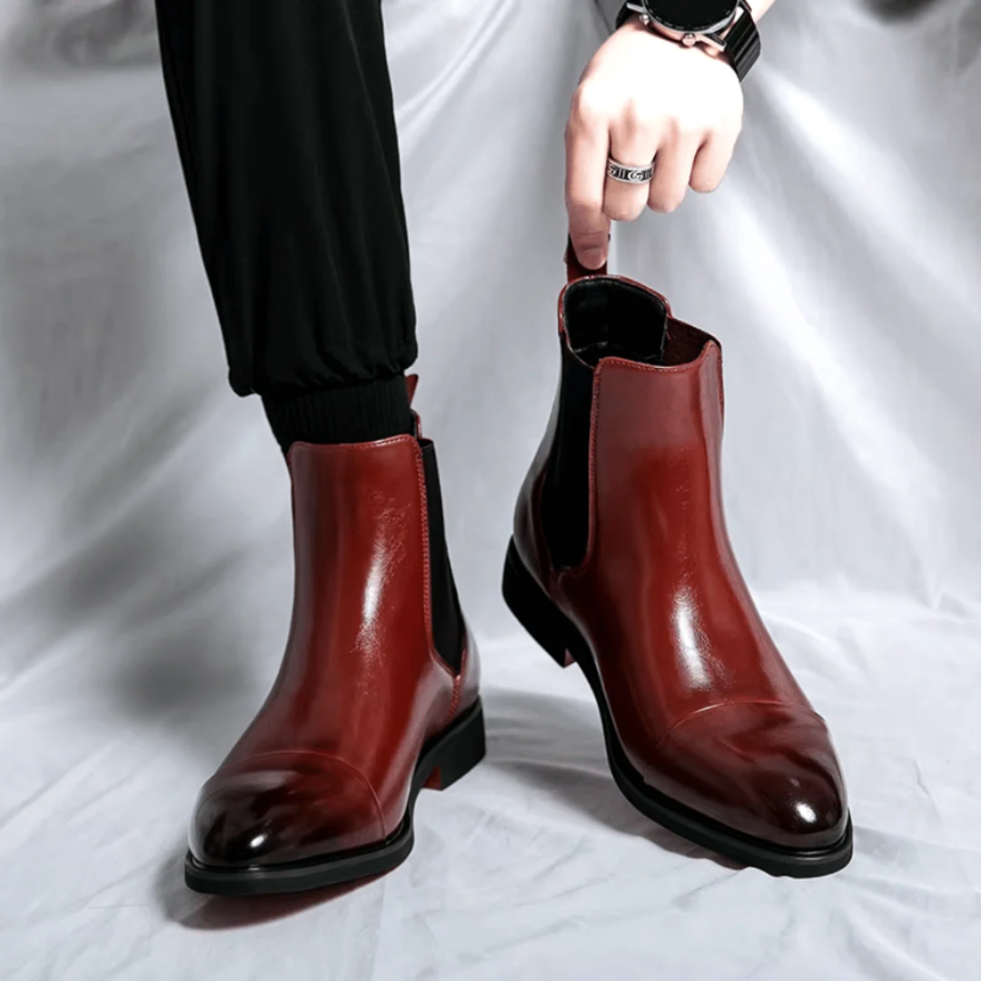 "Bottines Chelsea en cuir lisse, vue de côté, style urbain élégant pour hommes, avec semelle robuste et finitions nettes."
