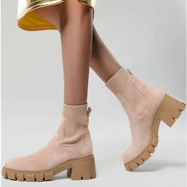 Chaussures bottines Chelsea en daim pour femme, style intemporel, parfaites pour la mode hivernale.