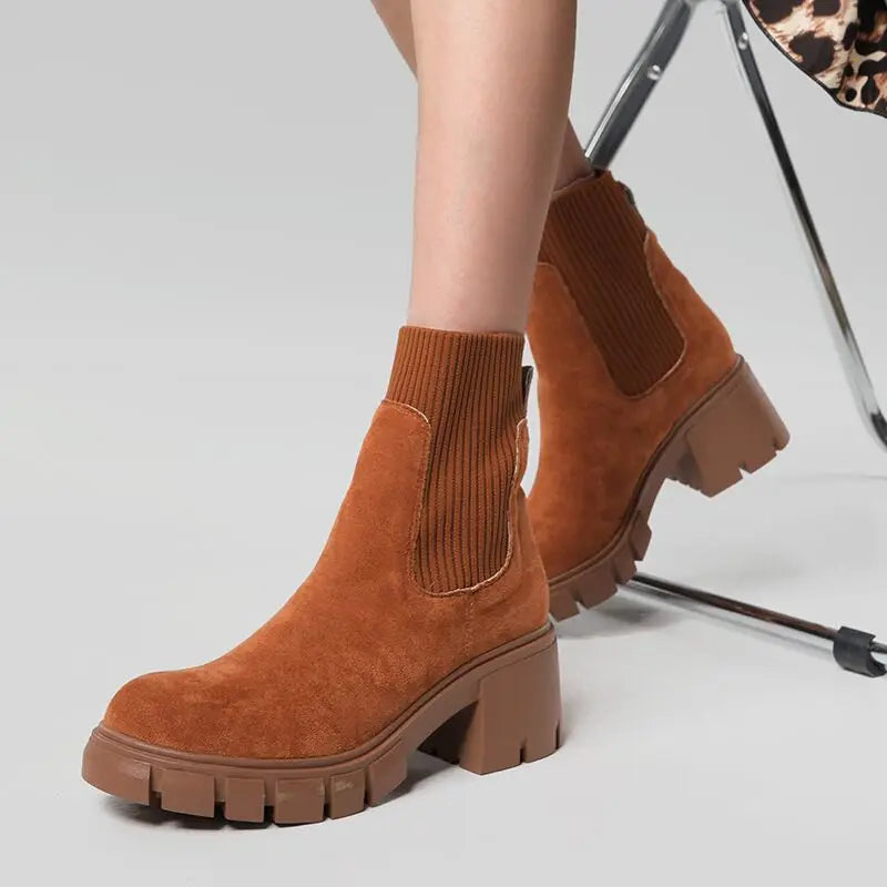 Bottines Chelsea en daim élégantes pour femme, parfaites pour l'automne et l'hiver, alliant mode et confort.