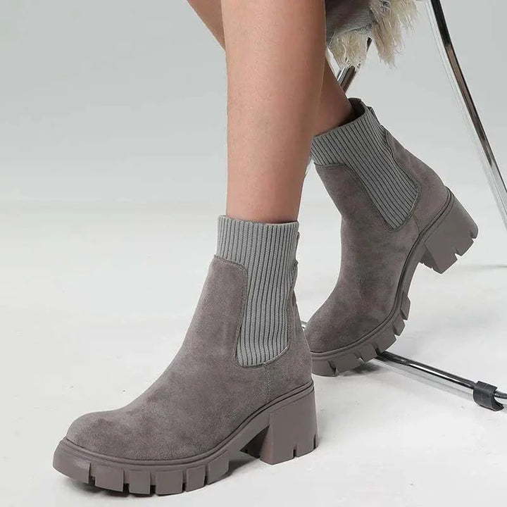 Bottines Chelsea femme en daim, très confortables et élégantes, idéales pour toute tenue féminine.