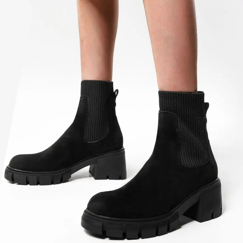 Bottines Chelsea femme en daim, offrant élégance et confort, parfaites pour un style automnal chic.