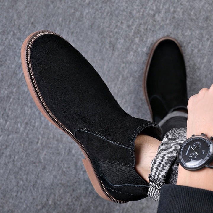 Bottines Chelsea noires pour homme, parfaites pour un look décontracté chic. Confort et style urbain.