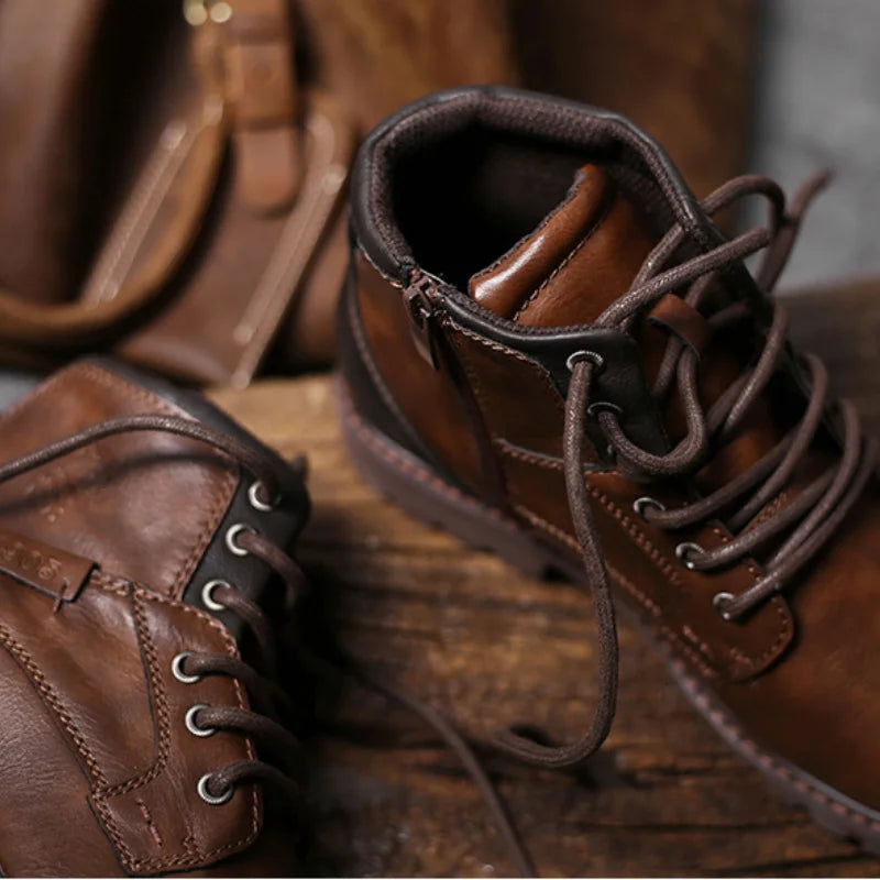 Gros plan sur des bottines homme en cuir de qualité, révélant la texture et les détails chic pour l'automne.