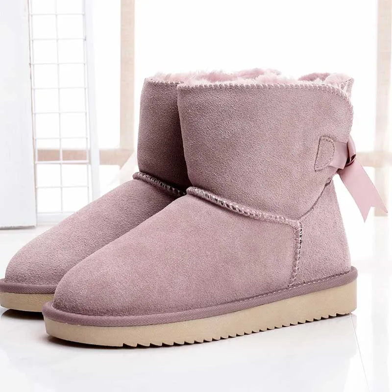 Bottines fourrées femme en daim, idéales pour l'hiver froid. Gardent les pieds au chaud avec un confort optimal.