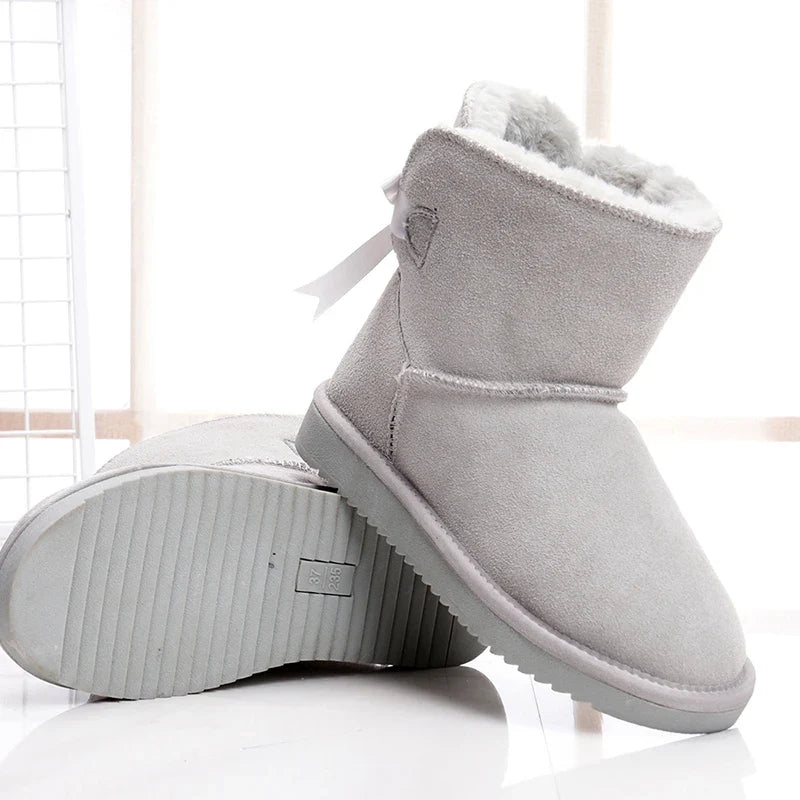 Élégantes bottines en daim pour femmes avec doublure fourrure chaude. Idéales pour affronter l'hiver avec style.