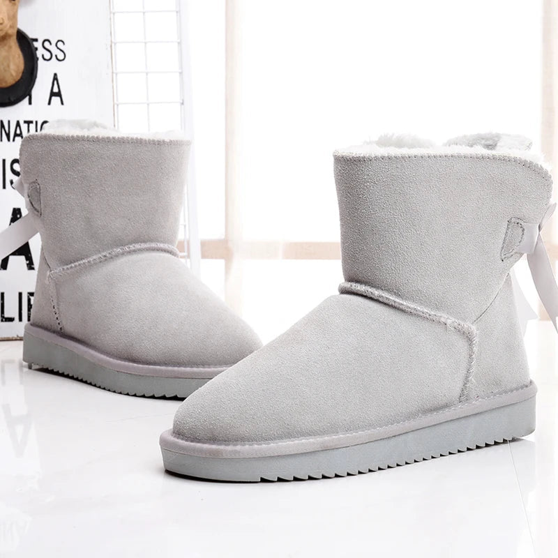 Détail des bottines d'hiver femme en daim, mettant en valeur la fourrure intérieure. Chaleur et confort assurés.