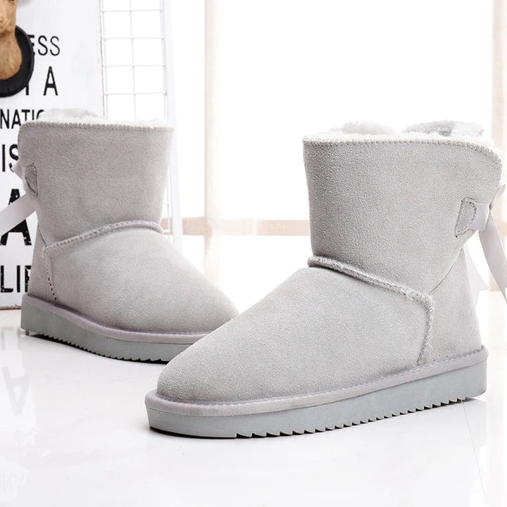 Détail des bottines d'hiver femme en daim, mettant en valeur la fourrure intérieure. Chaleur et confort assurés.