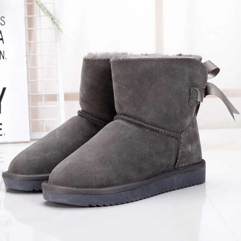Semelle antidérapante des bottines d'hiver en daim et fourrure. Conçues pour une adhérence maximale sur neige.