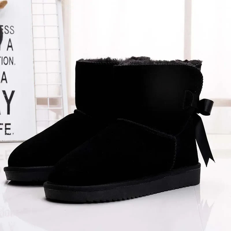 Vue latérale des bottines d'hiver chaudes pour femmes. Daim doux, fourrure moelleuse, pour un confort supérieur.