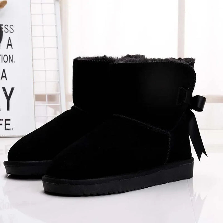 Vue latérale des bottines d'hiver chaudes pour femmes. Daim doux, fourrure moelleuse, pour un confort supérieur.