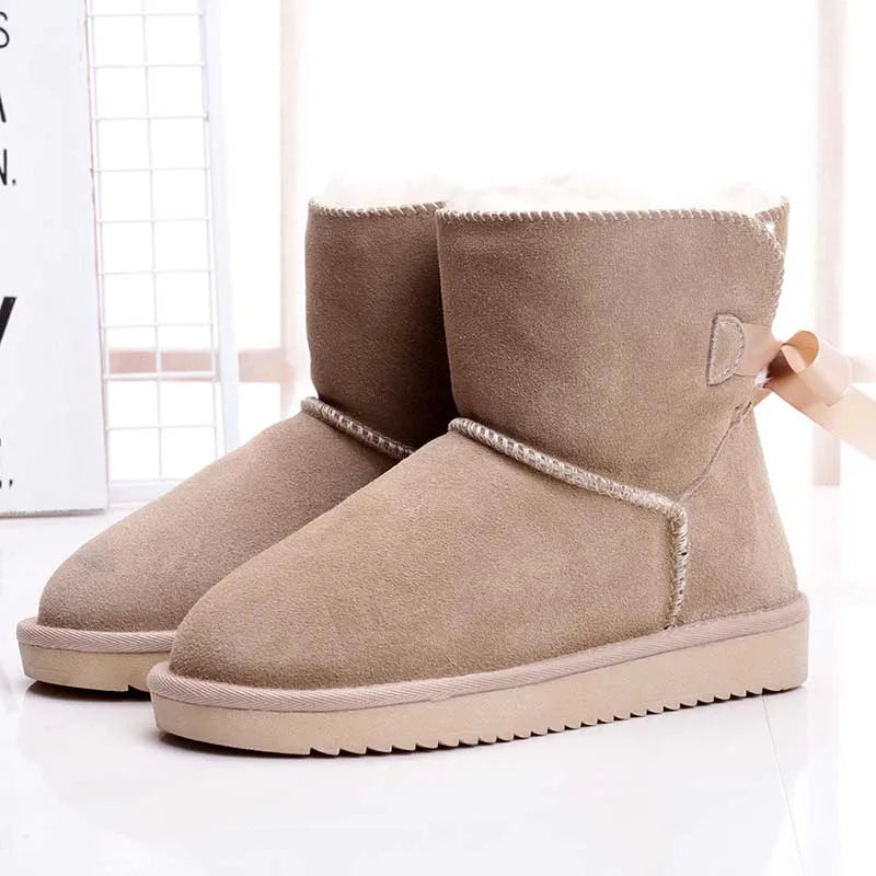 Paire de bottines d'hiver femme en daim marron et fourrure. Robustes, chaudes et confortables pour le froid.