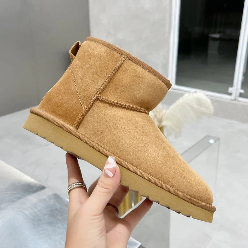 Gros plan sur les bottines d'hiver femme en daim marron, avec détail de la fourrure intérieure douce et chaude.