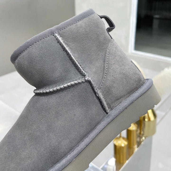 Intérieur douillet des bottines en daim doublées fourrure, garantissant un confort ultime et chaleur aux pieds.