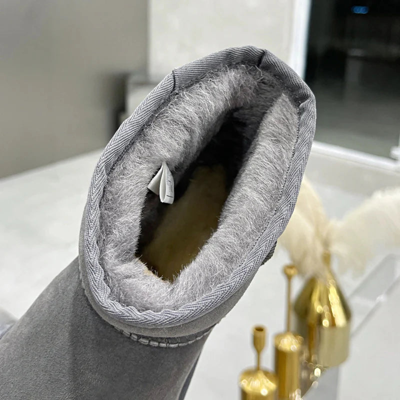 Bottines d'hiver femme en daim, design élégant et moderne, parfaites pour affronter le froid avec style.