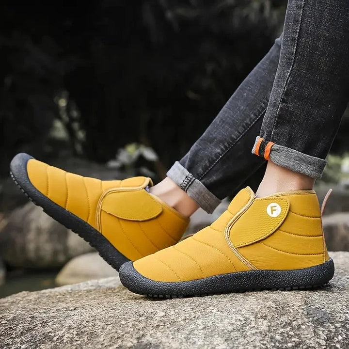 Vue latérale des bottines d'hiver unisexe, mettant en valeur leur design robuste et fonctionnel.