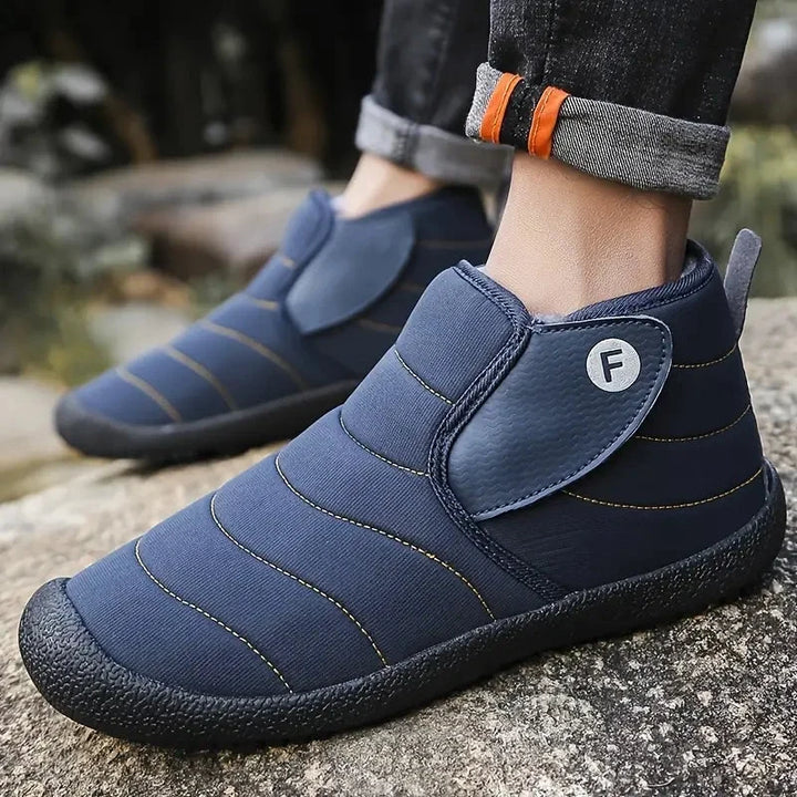 Personne portant des bottines d'hiver chaudes et imperméables, illustrant le confort et le style.