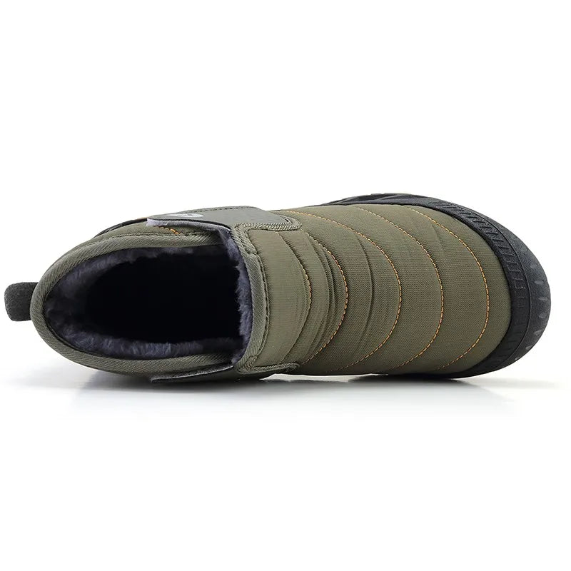 Gros plan sur l'intérieur fourré des bottines d'hiver, assurant chaleur et confort contre le froid.