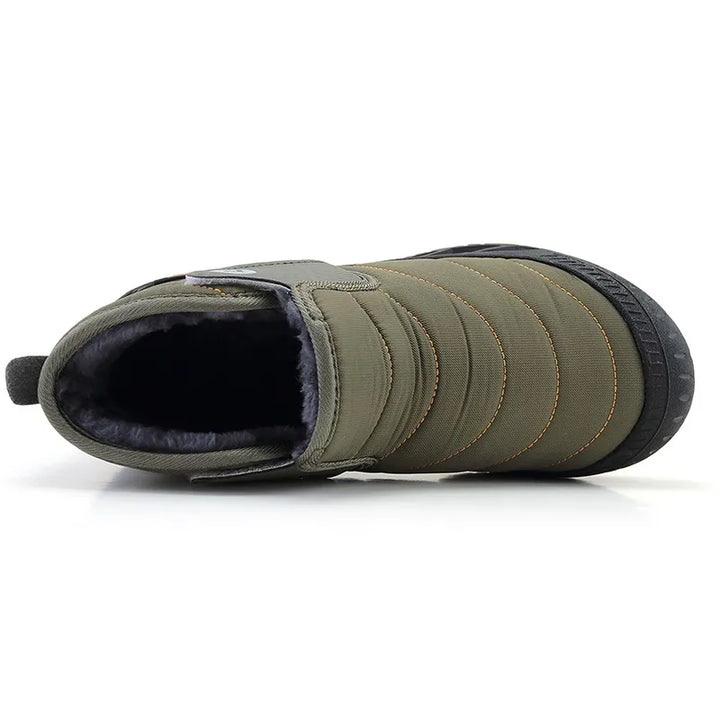 Gros plan sur l'intérieur fourré des bottines d'hiver, assurant chaleur et confort contre le froid.