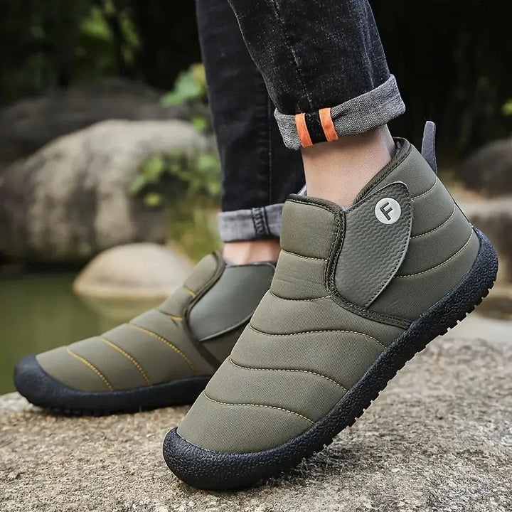 Semelle antidérapante des bottines d'hiver, offrant sécurité et adhérence sur surfaces glissantes.