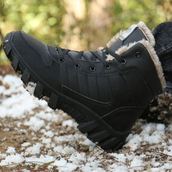 Intérieur en fourrure douillette des bottines chaudes d'hiver, offrant un confort thermique.