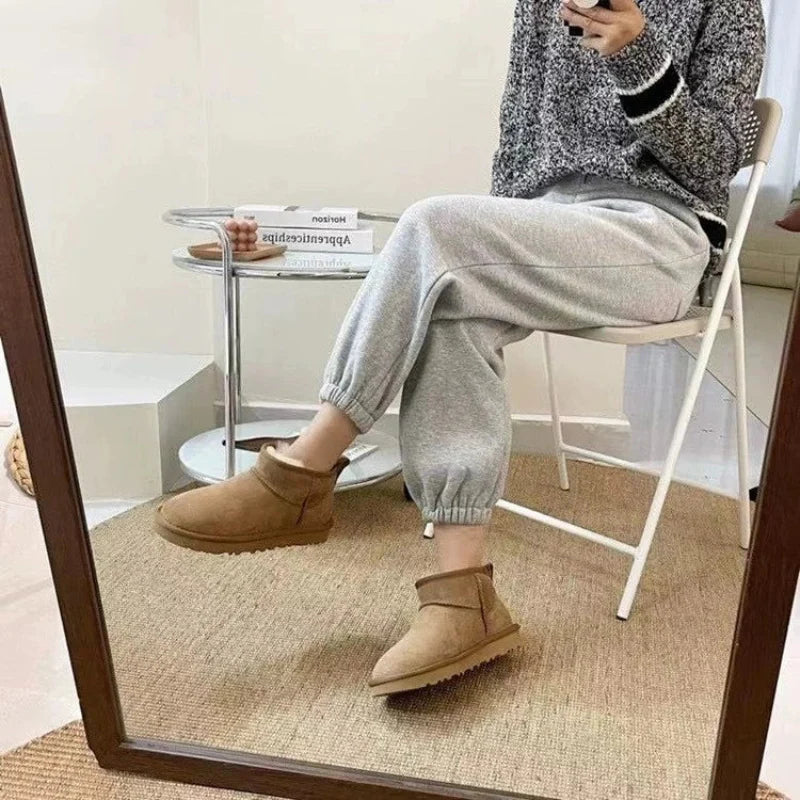 Bottines hiver femme en suédine, vue latérale, confortables et chaudes, parfaites pour la marche.