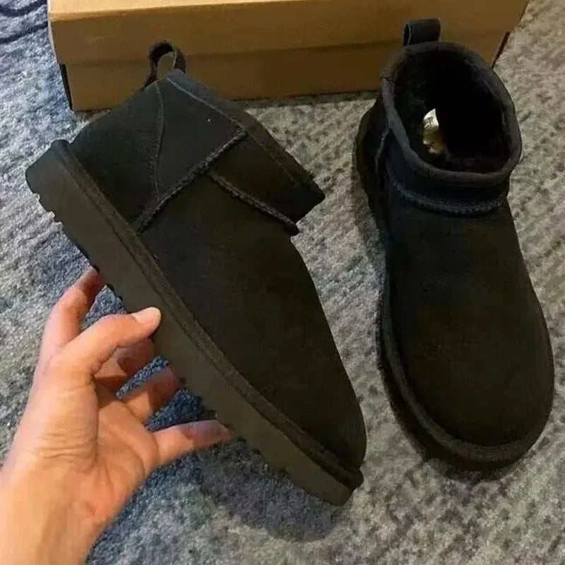 Gros plan bottines femme suédine, fourrure intérieure, chaleur et confort garantis tout l'hiver.