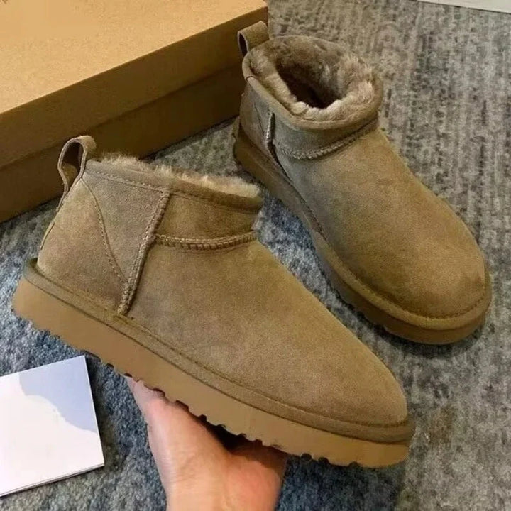 Femme en bottines d'hiver chaudes et confortables en suédine, idéales pour la ville ou la neige.