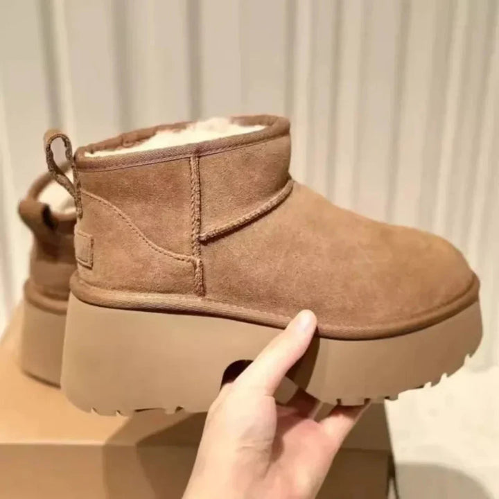 Bottines mode femme à plateformes en daim résistant, parfaites pour un look hivernal élégant et tendance.