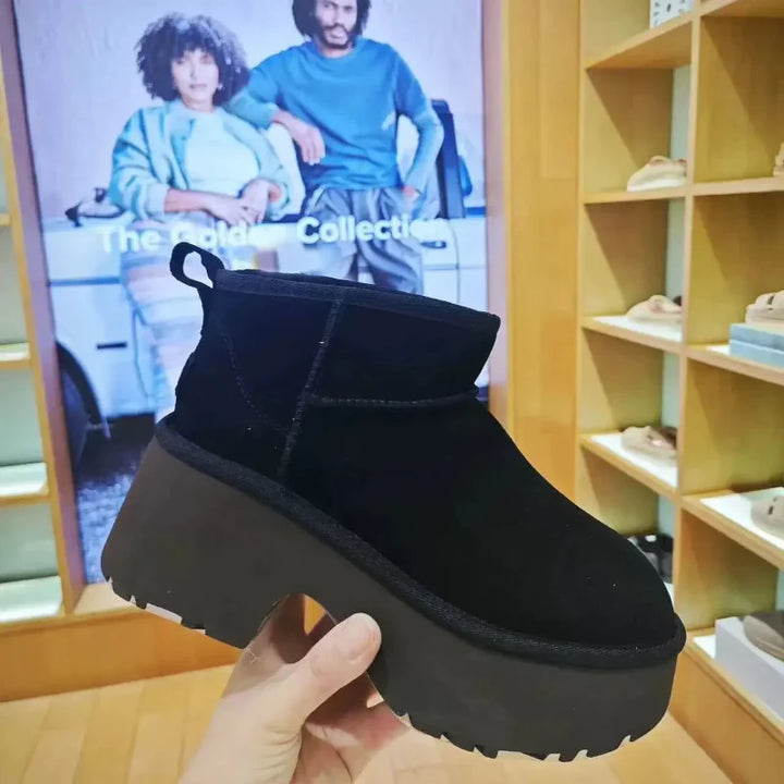 Bottines femme hiver élégantes en daim, avec plateformes pour plus de hauteur et doublure chaude pour le confort.
