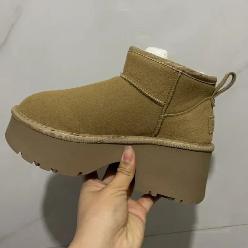 Bottines femme à plateformes en daim beige, ultra-chaudes avec doublure en peau de mouton, parfaites pour l'hiver et la mode.