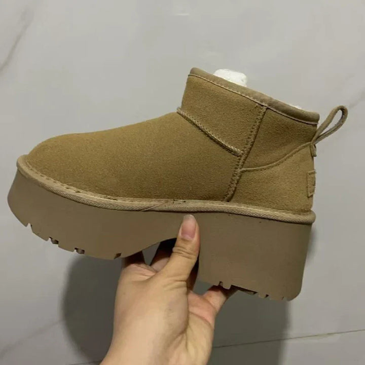 Bottines femme à plateformes en daim beige, ultra-chaudes avec doublure en peau de mouton, parfaites pour l'hiver et la mode.