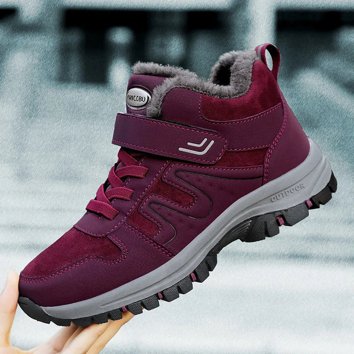 Détail de la doublure chaude intérieure des bottines d'hiver imperméables pour femme.