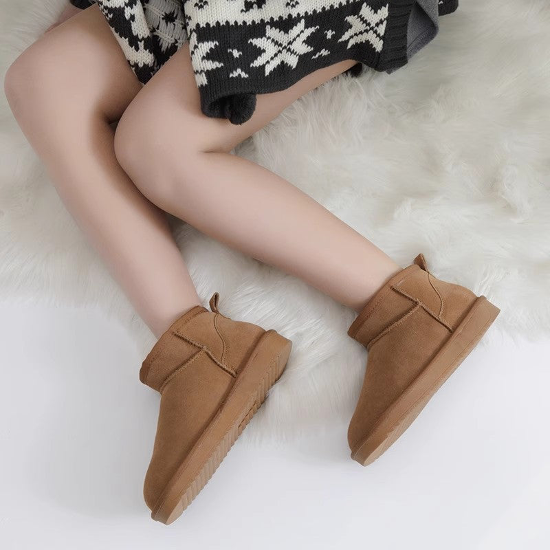 Vue latérale des bottines d'hiver pour femmes, avec semelle robuste et design chic pour le froid.