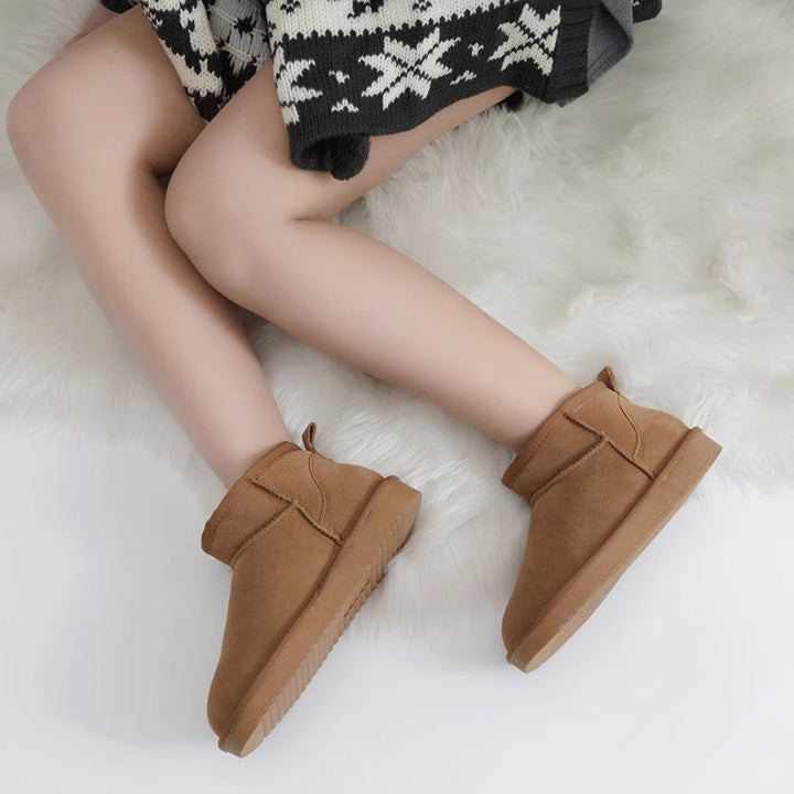 Vue latérale des bottines d'hiver pour femmes, avec semelle robuste et design chic pour le froid.