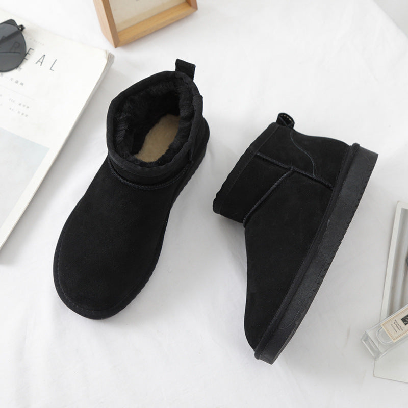 Gros plan sur le tissu doux et la fourrure intérieure des bottines hivernales chaudes pour femmes.