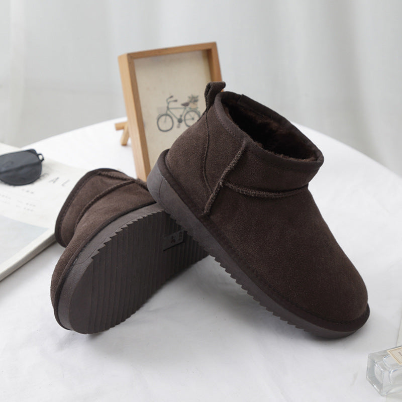 Femme marchant dans des bottines d'hiver élégantes, assurant confort et adhérence sur sols glissants.