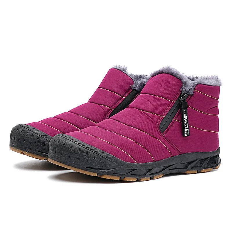 Bottines d'hiver unisexes aux pieds, marchant confortablement et en sécurité dans un paysage enneigé.