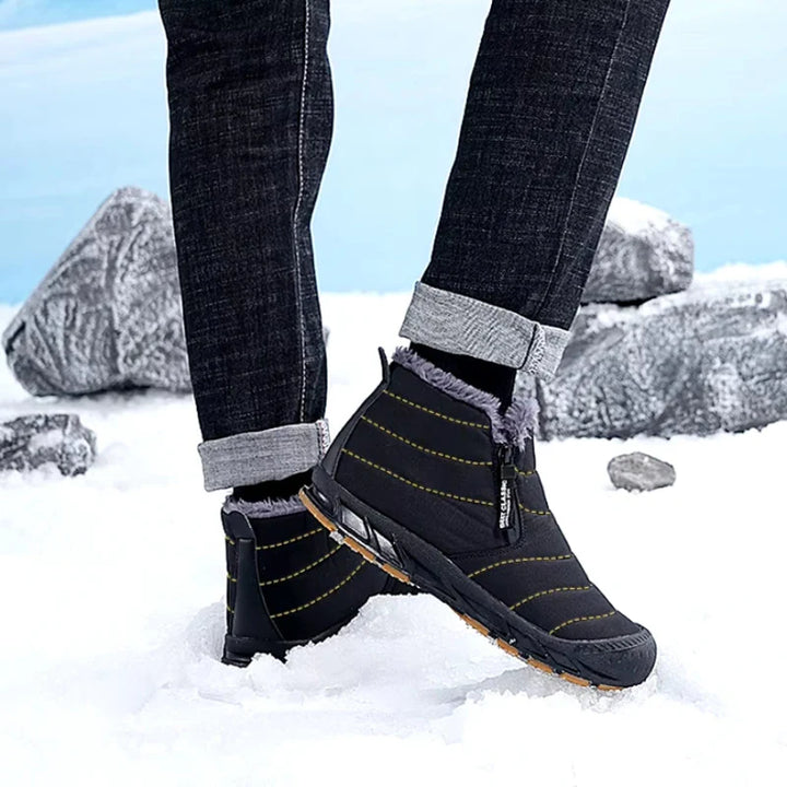 Bottines unisexes robustes pour l'hiver, combinant style, chaleur et protection contre la neige.