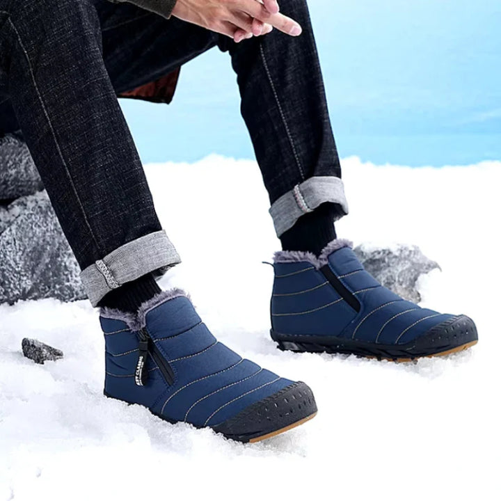 Détail des bottines d'hiver imperméables, mettant en avant leur matériau résistant et leurs coutures robustes.
