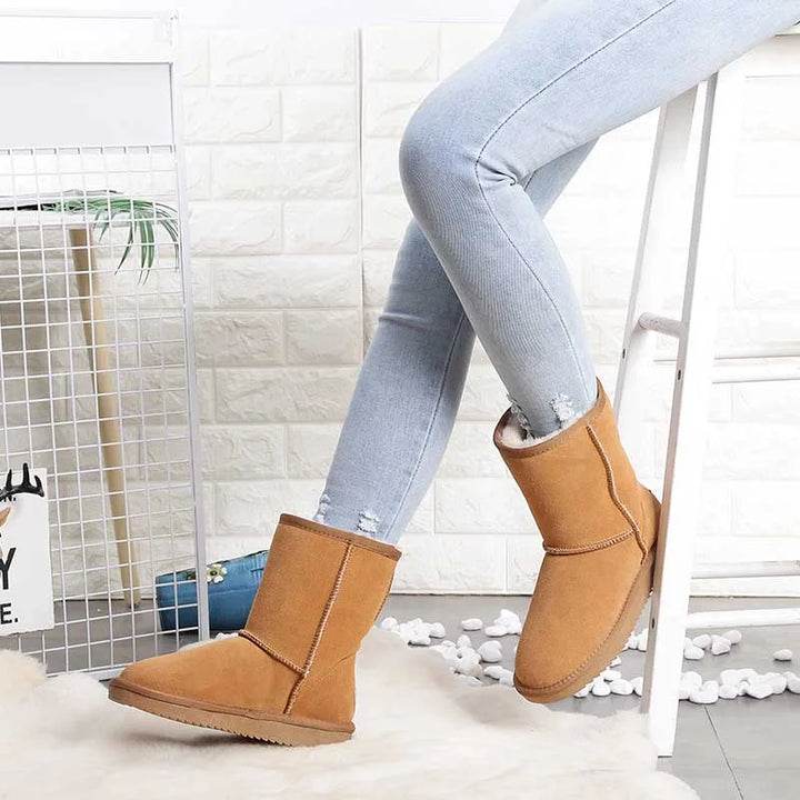 Bottines d'hiver unisexes en daim fourrées, prêtes à procurer confort et chaleur pour affronter le froid.