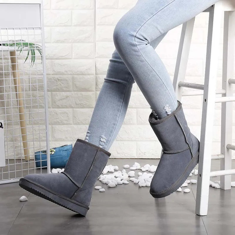 Bottines montantes chaudes en daim avec doublure fourrure, idéales pour affronter l'hiver avec style.