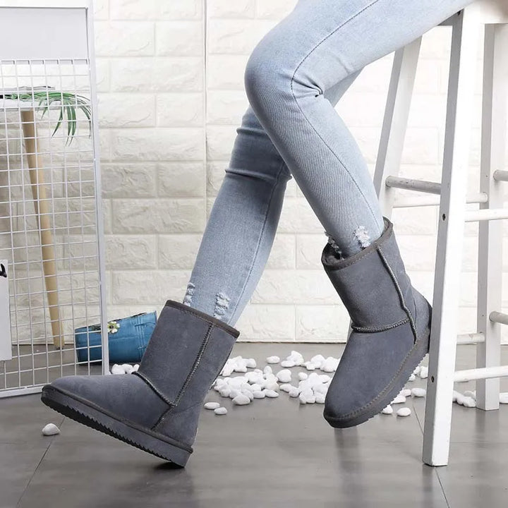 Bottines montantes chaudes en daim avec doublure fourrure, idéales pour affronter l'hiver avec style.