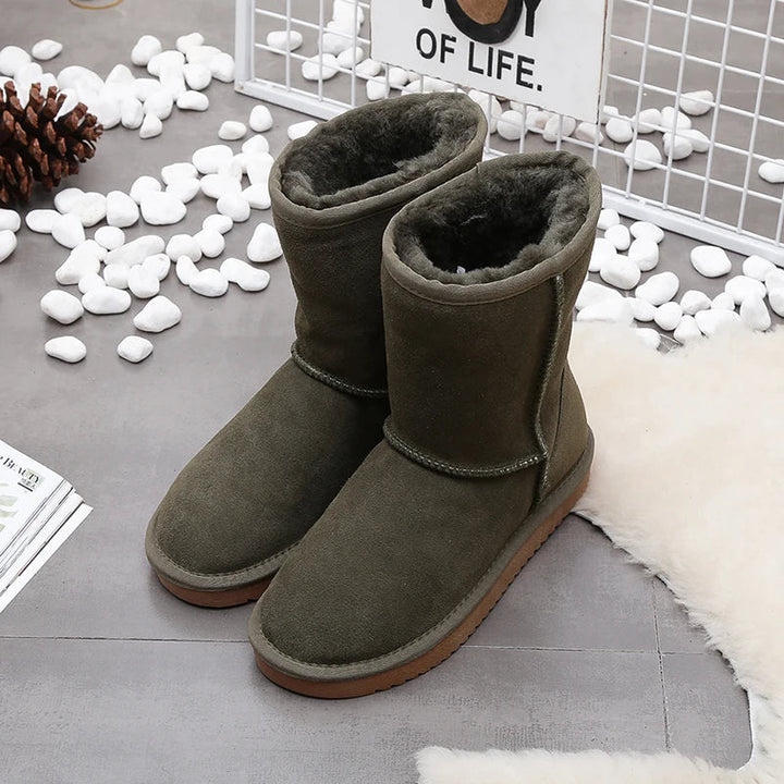 Détail bottine daim d'hiver texturé avec fourrure chaude, look cosy et tendance unisexe.