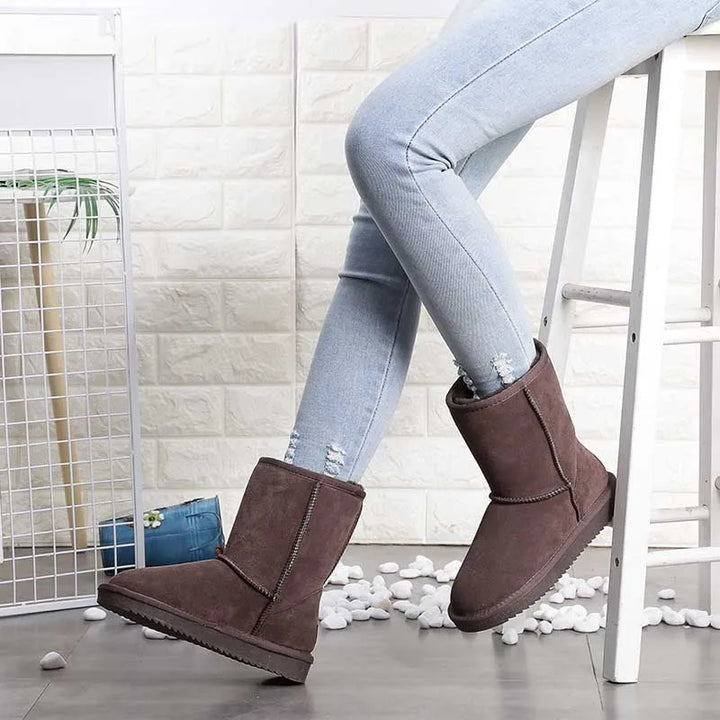 Paire de bottines d'hiver chaudes en daim, prêtes à offrir confort et protection contre le froid.