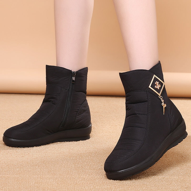 Bottines de neige pour femme, combinant style moderne, chaleur et une plateforme confortable pour l'hiver.
